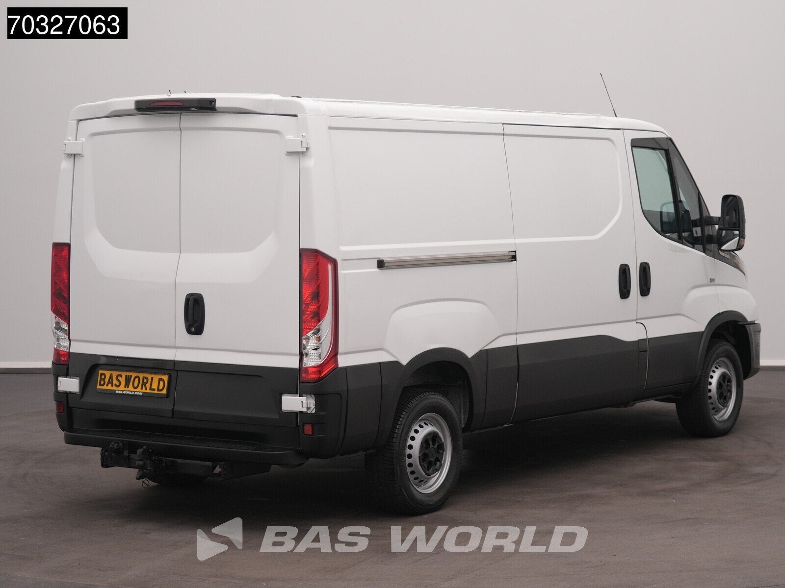 Iveco Daily 35S18 3.0L Automaat Laag Dak L2H1 3,5t Trekhaak, Auto's, Automaat, Stof, Gebruikt, Euro 6