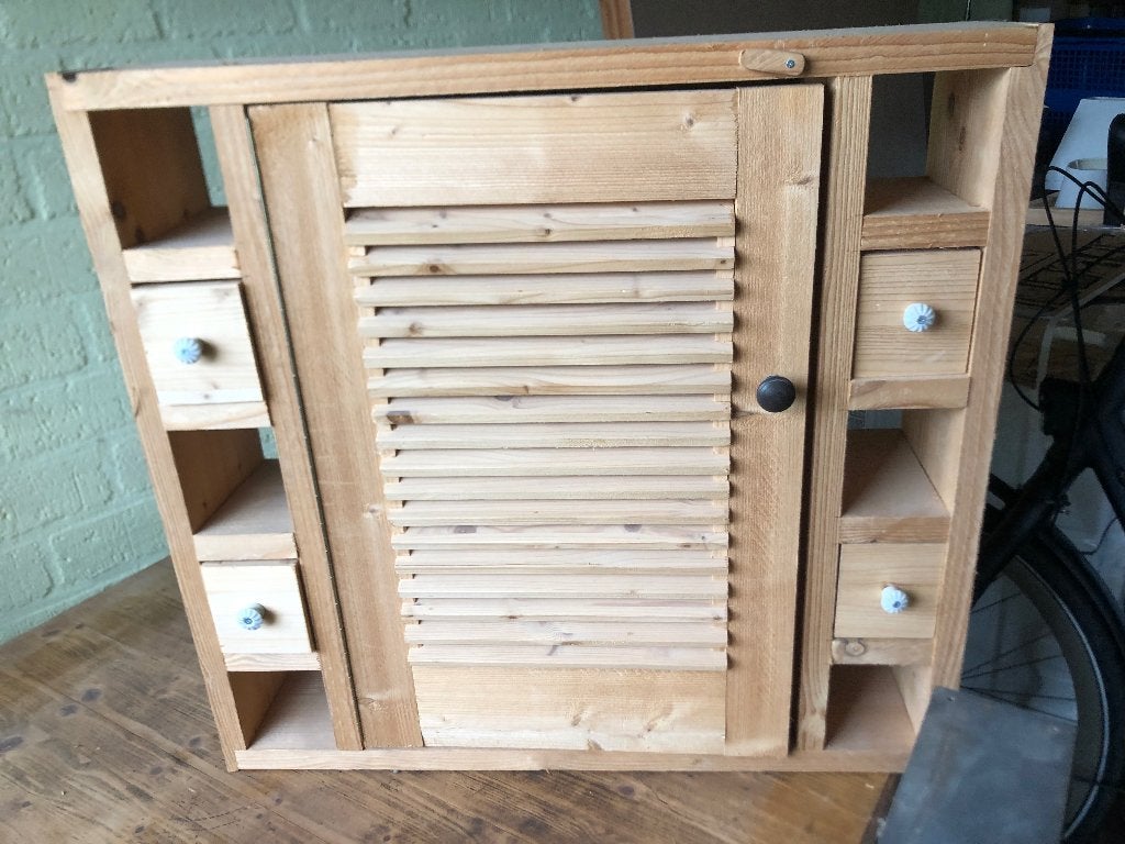 Houten hangkastje met louvredeurtje handgemaakt, Landelijk, Brocante, Rustiek, Ibiza outdoor & Scandinavisch, Nieuw, Eikenhout
