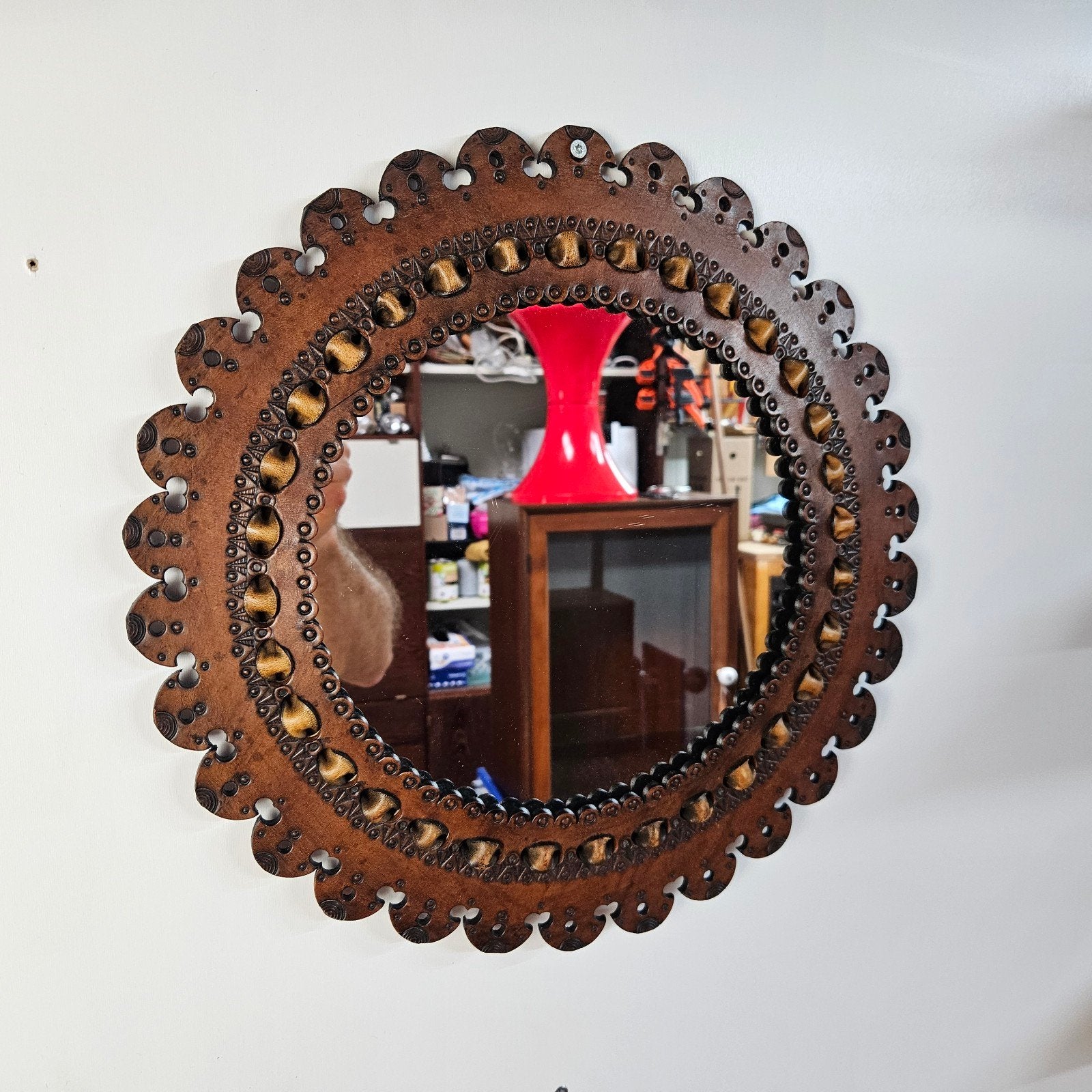 Vintage Hongaarse leren spiegel, handwerk, Antiek en Kunst, Antiek | Spiegels, Minder dan 50 cm, Minder dan 100 cm, Rond, Ophalen of Verzenden