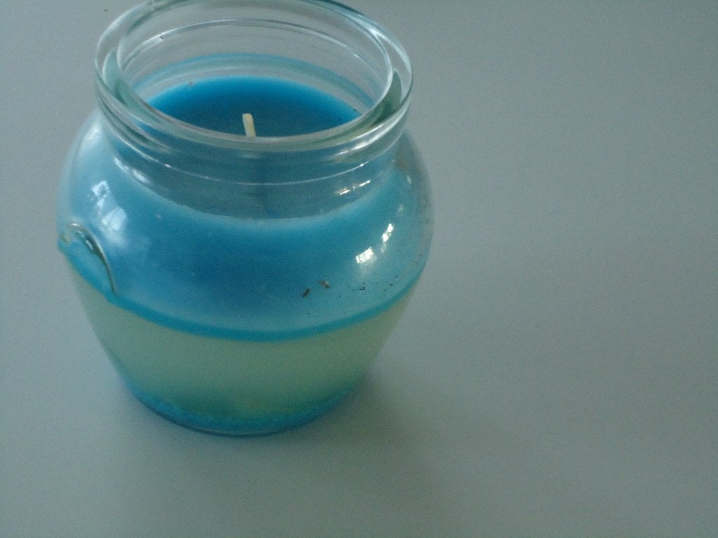 kaars in glas 8.5 cm hoog doorsnee 6/5 cm, Blauw, 8 cm, Ophalen of Verzenden, Kaars