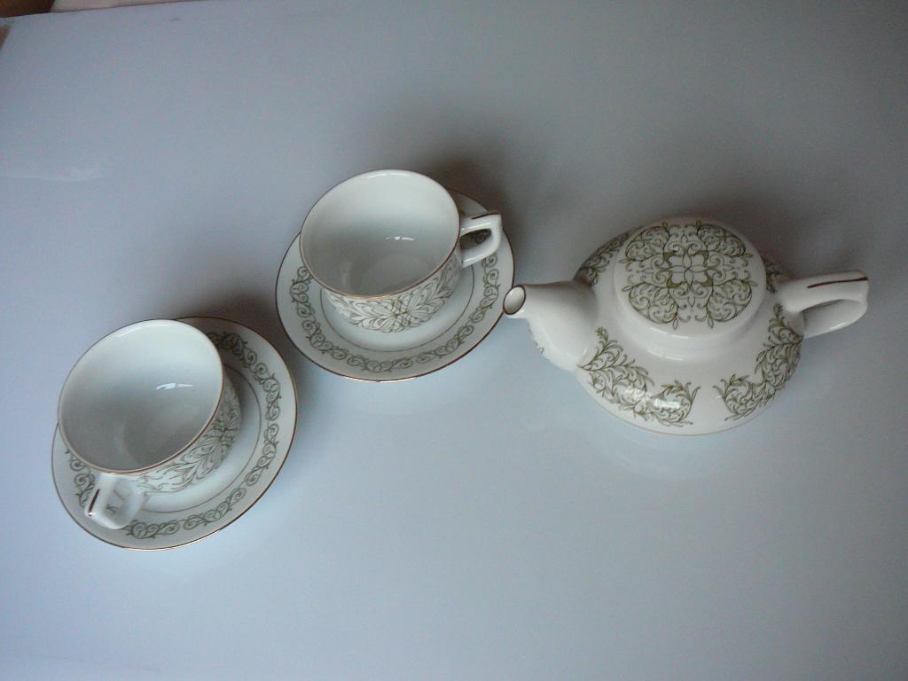 2 kop en schotels en theepot, Porcelain Sri Lanka, Huis en Inrichting, Ophalen of Verzenden, Overige materialen, Overige stijlen