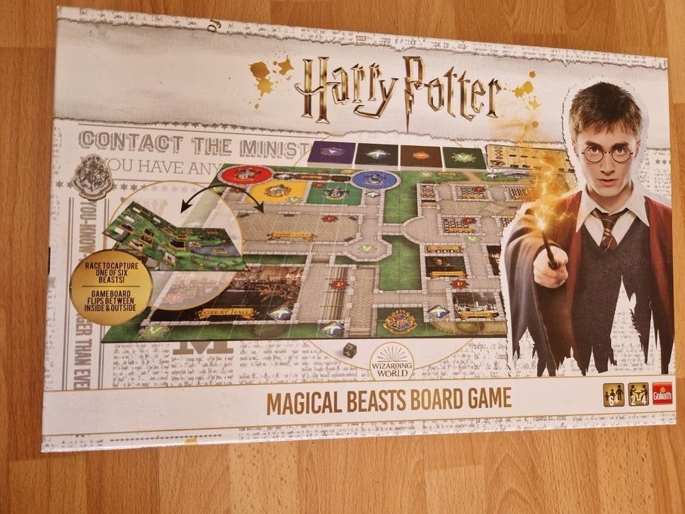 Harry Potter Magical Beasts Bordspel - Zo goed als nieuw, Hobby en Vrije tijd, Gezelschapsspellen | Bordspellen, Drie of vier spelers