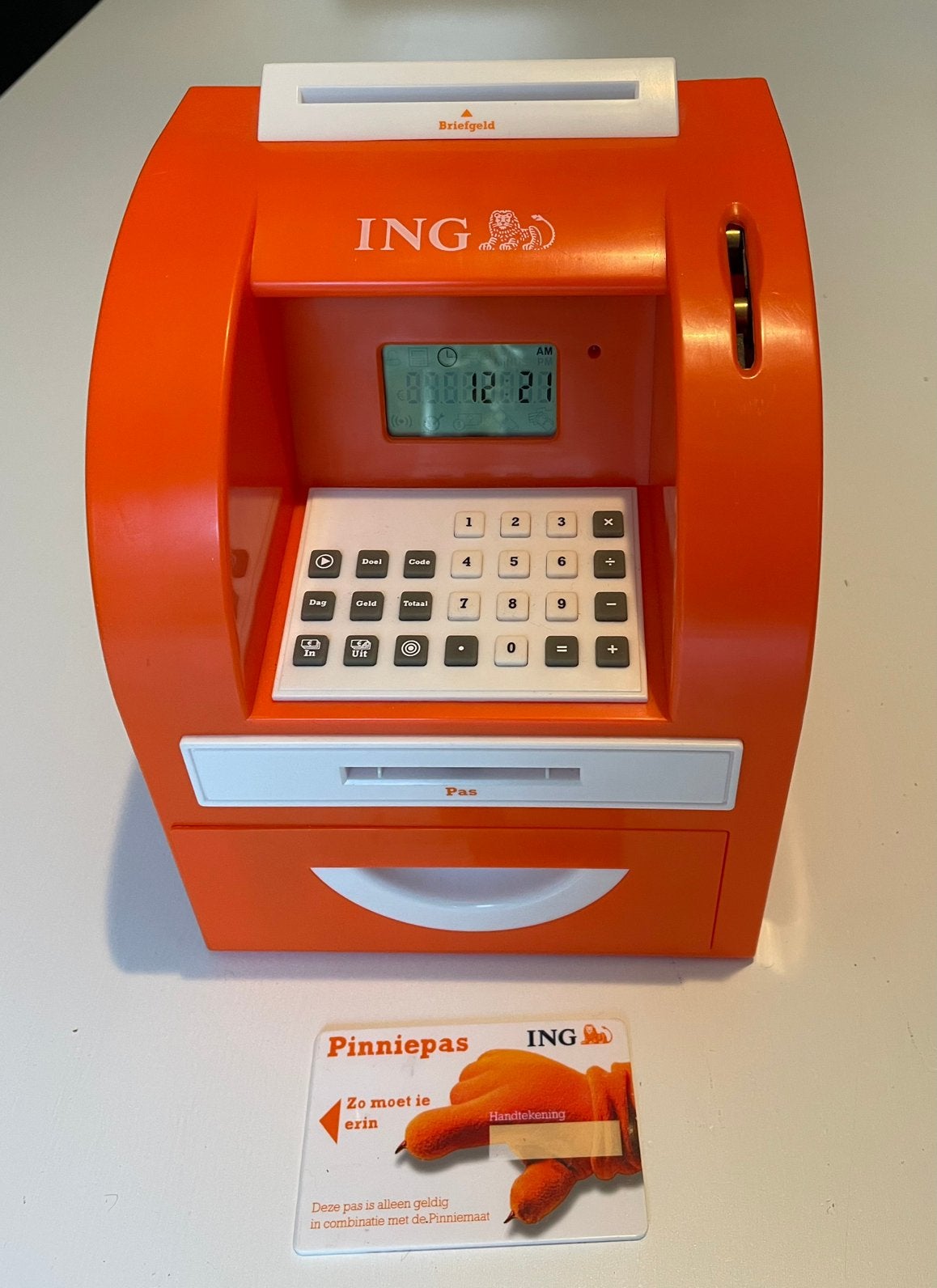 ING Pinniemaat  Kinder Pinautomaat Spaarpot (Met Pas)!, Ophalen of Verzenden, Zo goed als nieuw, Kunststof, Overige thema's