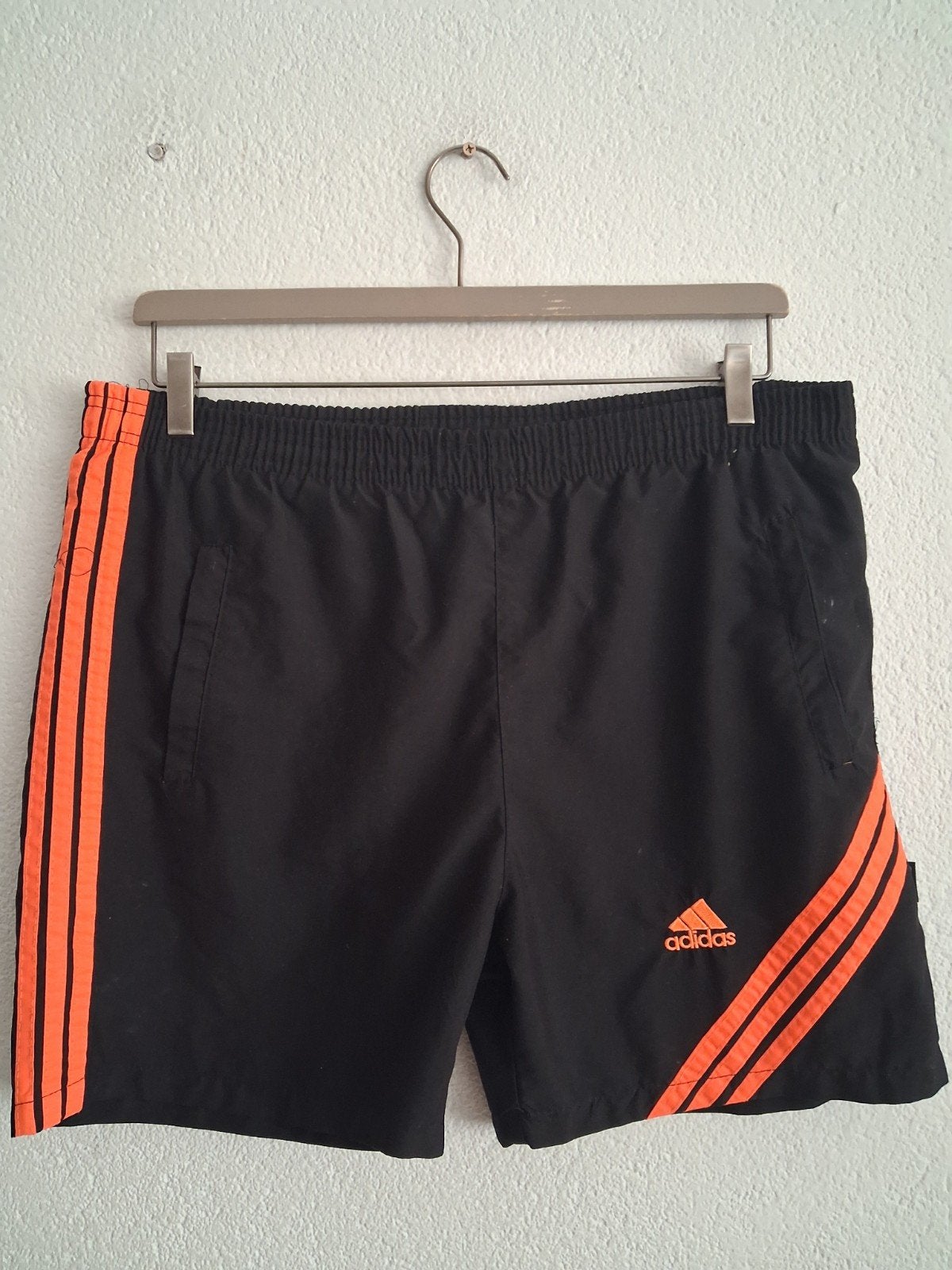 Adidas sportshort zwart met oranje strepen Maat M, Maat 48/50 (M), Zwart, Ophalen of Verzenden, Adidas