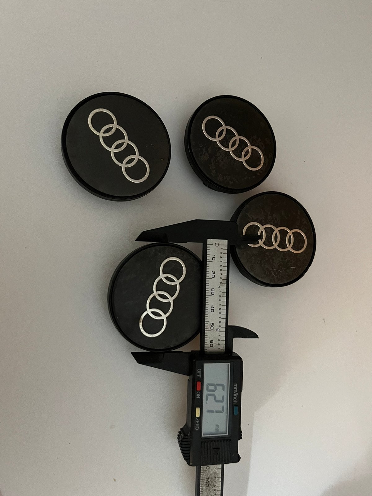5€ voor 4 Audi naafdoppen 63mm  - Set van 4, Ophalen of Verzenden
