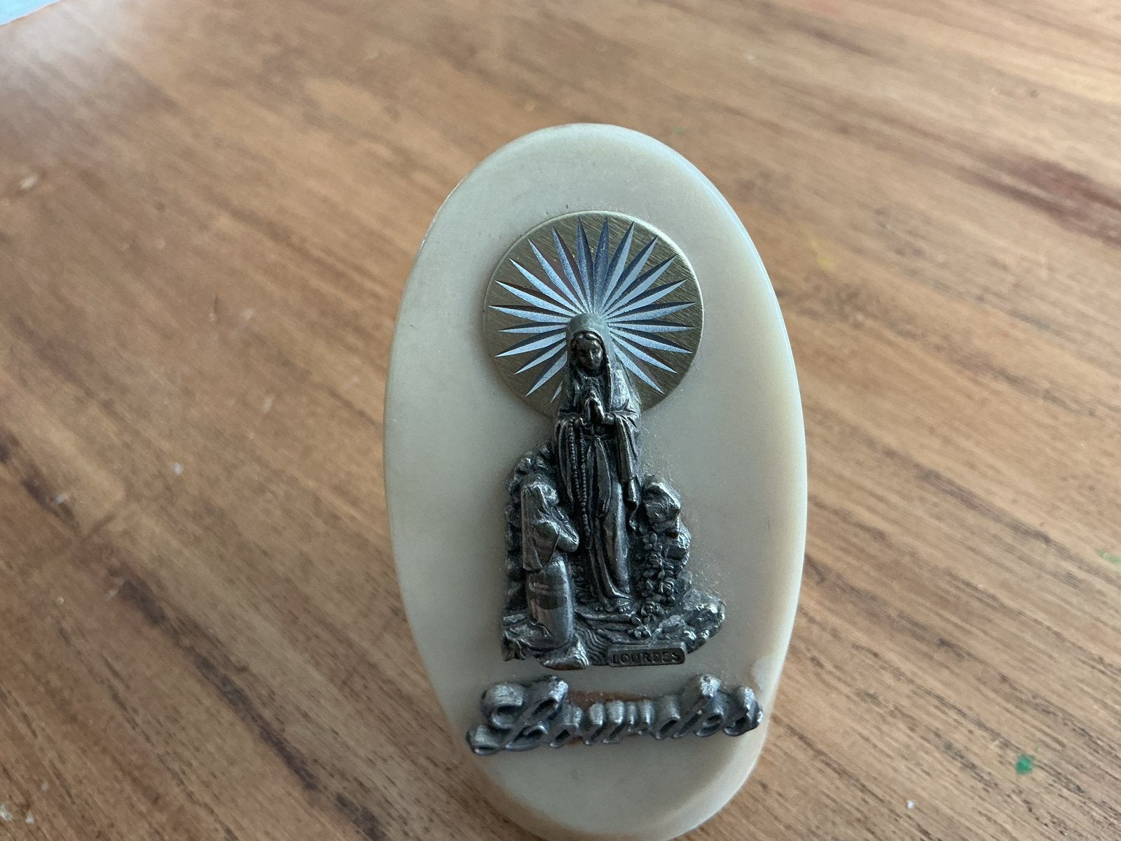 Lourdes Souvenir: Bernadette knielend bij Maria, Ophalen of Verzenden