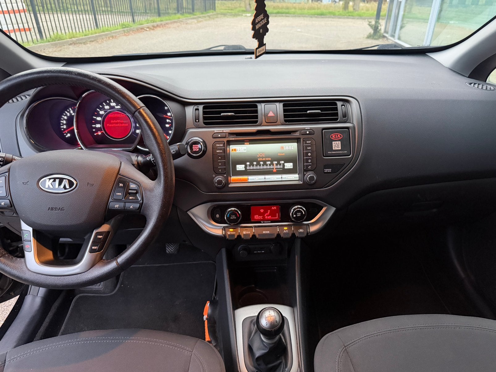 Foto 14 van Kia Rio 1.2 I 5DRS 2012 Zwart super pack. Navigatie,airco.