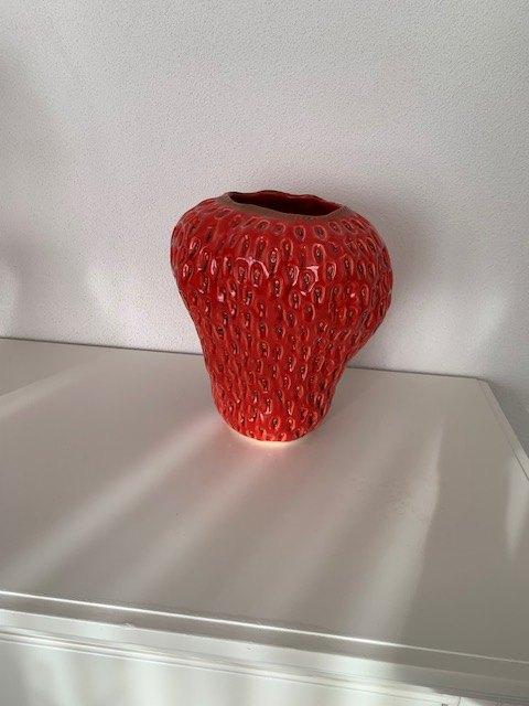 Prachtige design aardbei vaas van Des Pots (MOR-V26) Rood., Aardewerk of Porselein, Ophalen of Verzenden, Zo goed als nieuw, Minder dan 50 cm