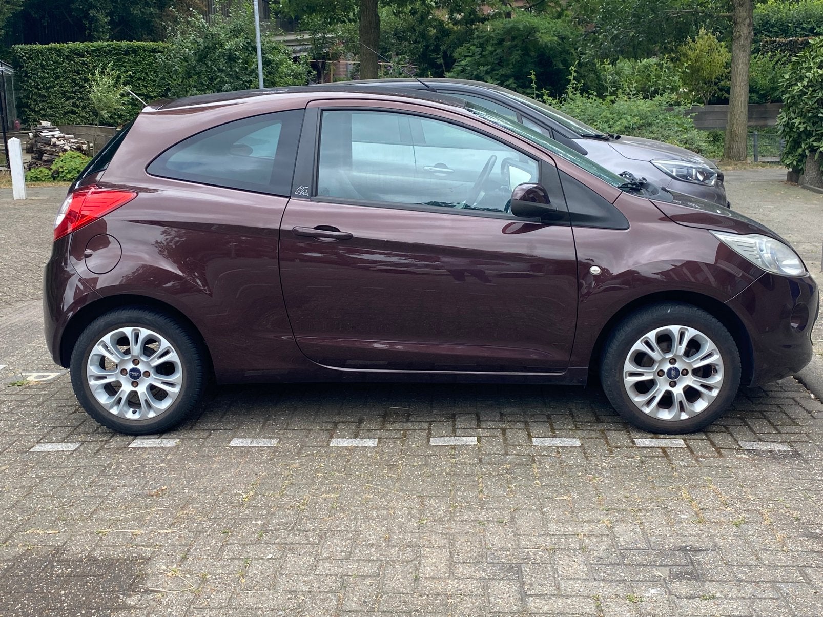 Ford Ka 1.2 Titanium 2009 paars/bruin airco leuke auto, Auto's, Ford, Voorwielaandrijving, Stof, 4 stoelen, Handgeschakeld