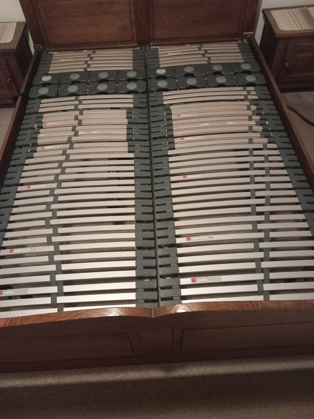 Tweepersoonsbed met verstelbare lattenbodems en matrassen, Ophalen, Bruin, Klassiek, 140 cm
