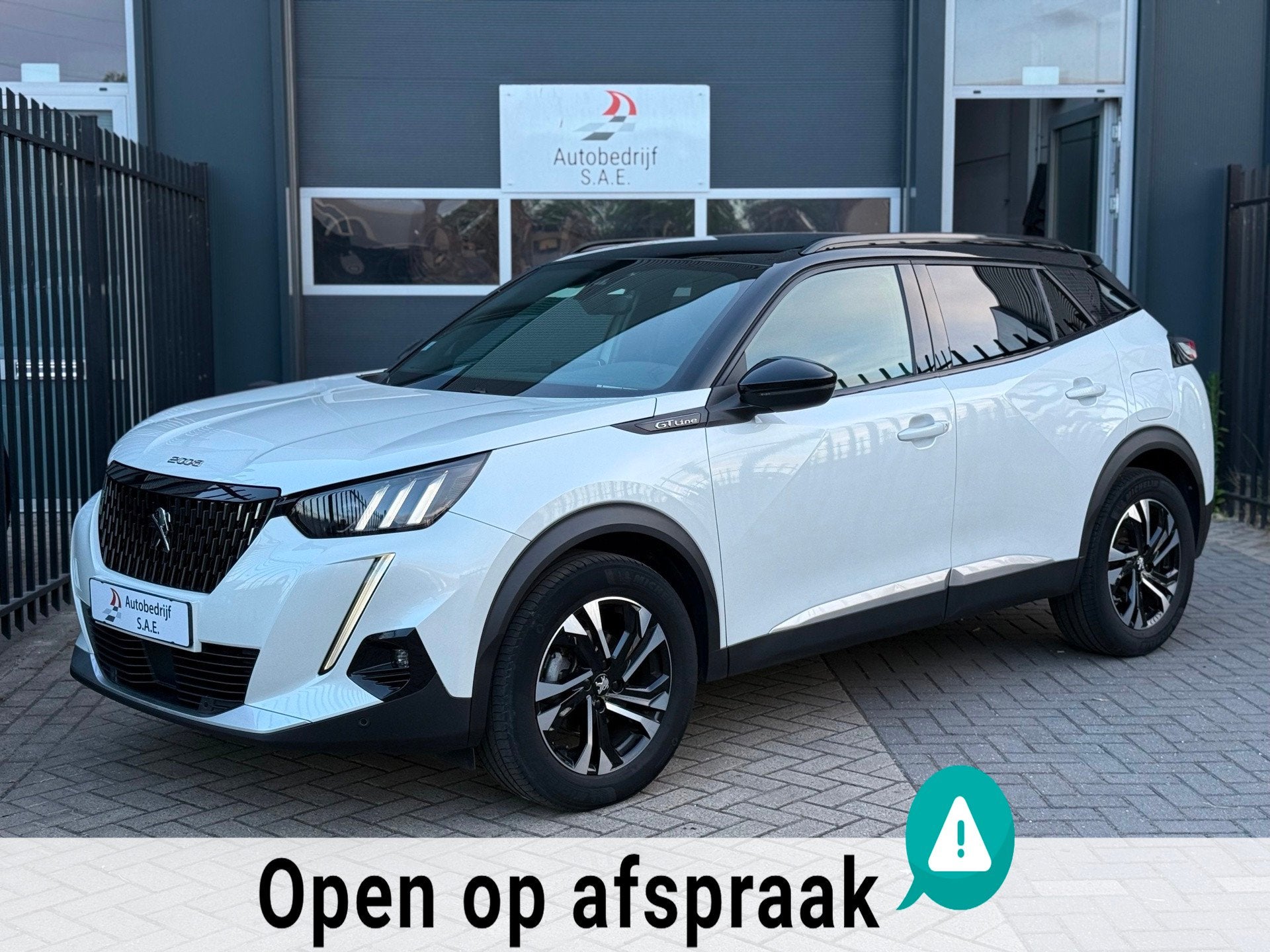Peugeot 2008 1.2 PureTech GT-Line CARPLAY NAVI AUTOMAAT !, Gebruikt, Euro 6, 1199 cc, Leder en Stof