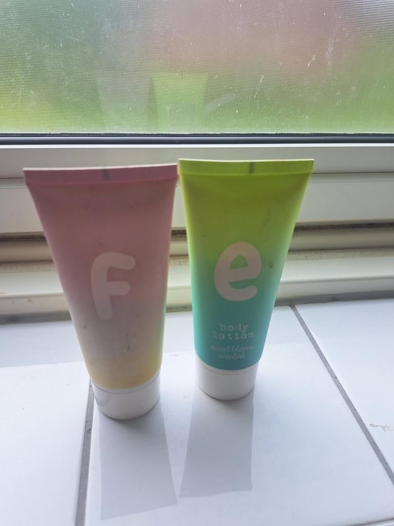 F e hand lotion body lotion beetje gebruikt 50cent perstuk, Ophalen, Bodylotion, Crème of Olie