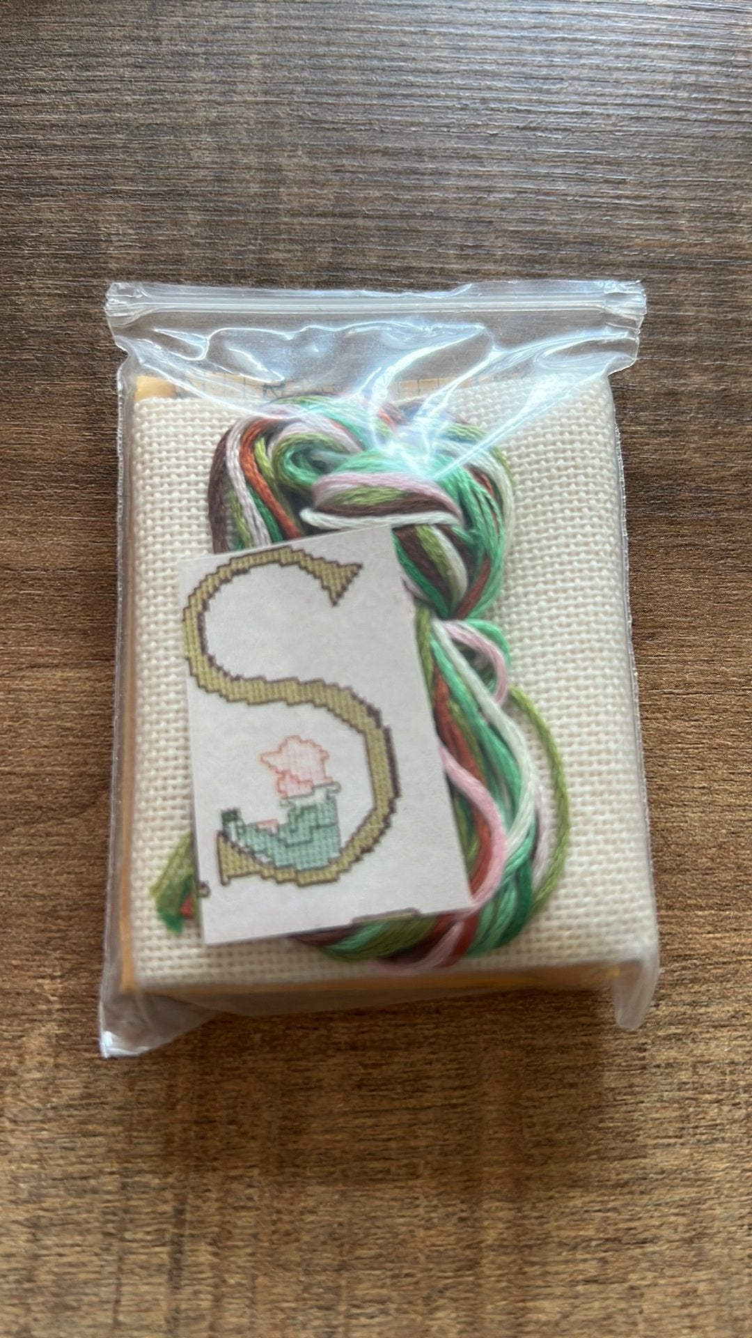 Borduurpakketje letter S  nieuw, Hobby en Vrije tijd, Borduren en Borduurmachines, Ophalen of Verzenden, Nieuw, Handborduren, Borduurpakket