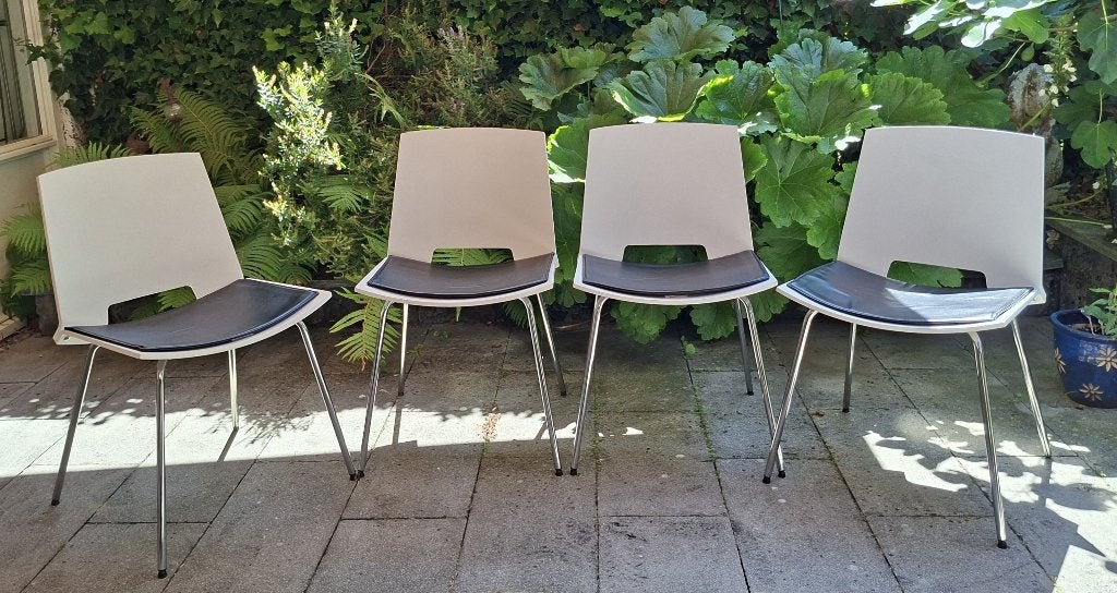 4 Ikea eetkamerstoelen met 4 zwarte leren zittingen., Huis en Inrichting, Stoelen, Ophalen, Wit, Zo goed als nieuw, Vier