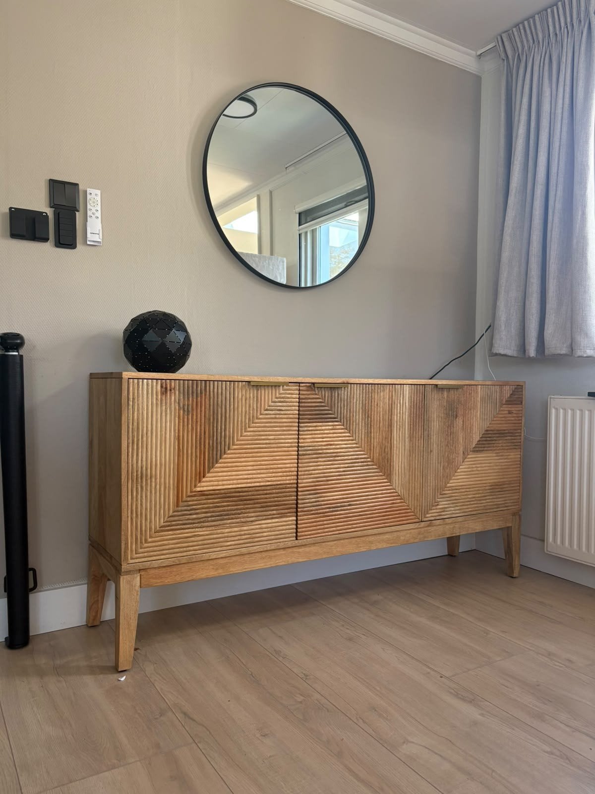 Stijlvol dressoir mangohout, Ophalen, Met deur(en), 100 tot 150 cm, Zo goed als nieuw