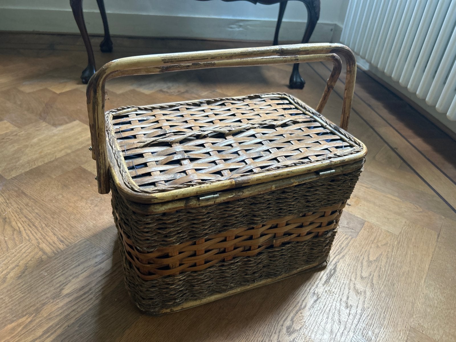 Vintage rieten picknickmand met blauwe voering, Vintage, Gebruikt, Ophalen of Verzenden, Natuurlijk materiaal