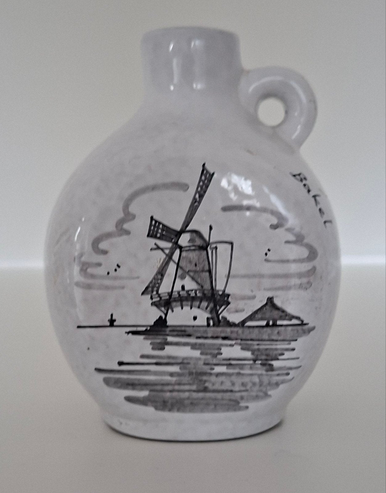 Souvenir vaasje uit Bakel met molen decoratie, Antiek en Kunst, Antiek | Vazen, Ophalen of Verzenden