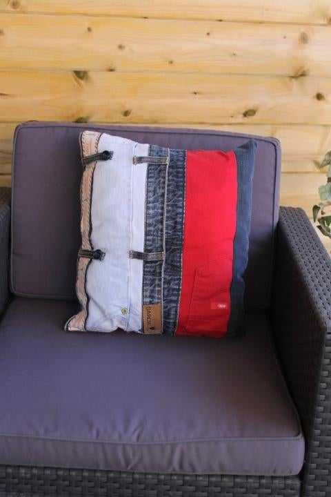 1 nieuw kussen rood en blauw, Ophalen of Verzenden, Nieuw, Blauw, Vierkant
