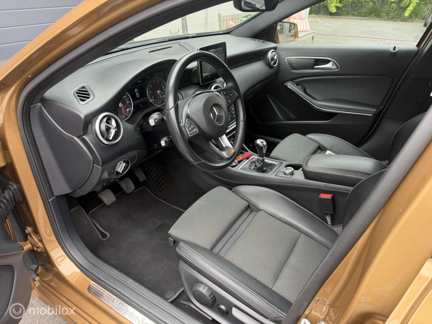 Mercedes A-klasse 180 Bus. Sol. AMG|RIJKLAAR|CAMERA|GARANTY!, Voorwielaandrijving, Gebruikt, Euro 6, Bruin