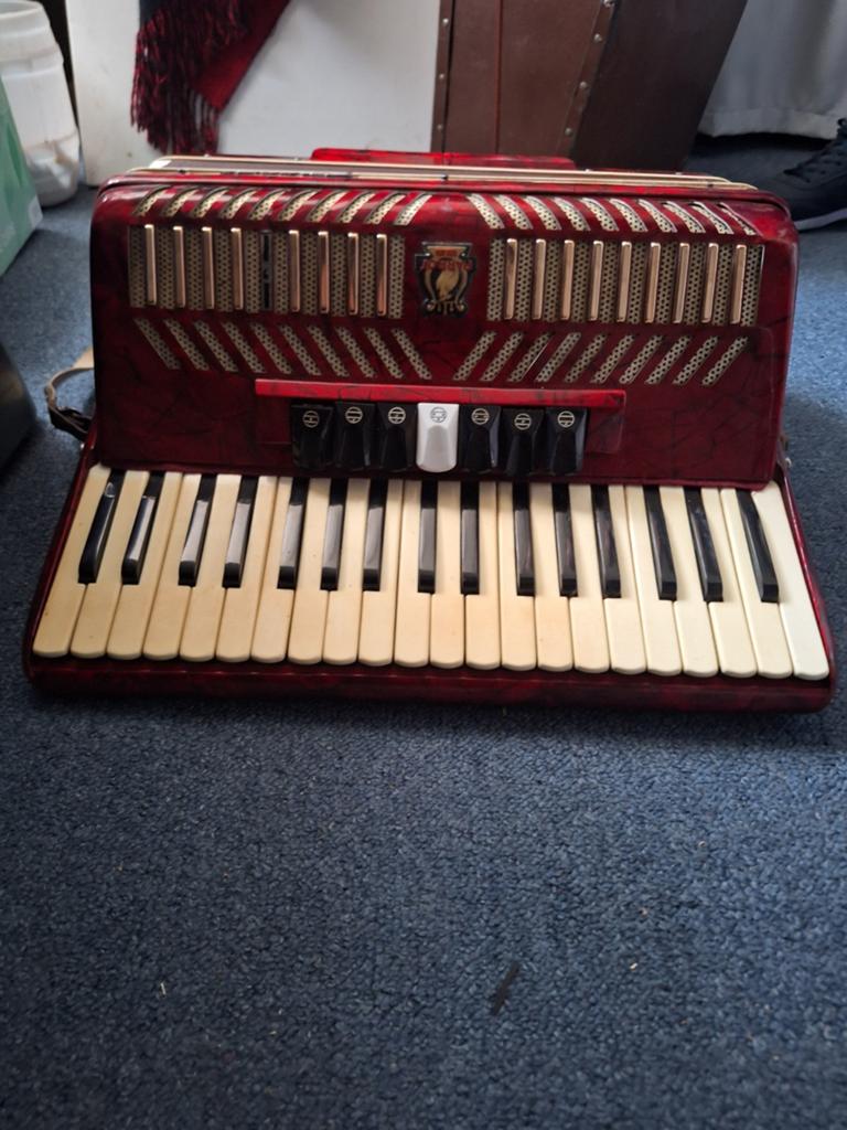 Drie accordeons - Rood, Gebruikt, Muziek en Instrumenten, Accordeons, Overige merken, Gebruikt, Overige formaten, Toetsaccordeon
