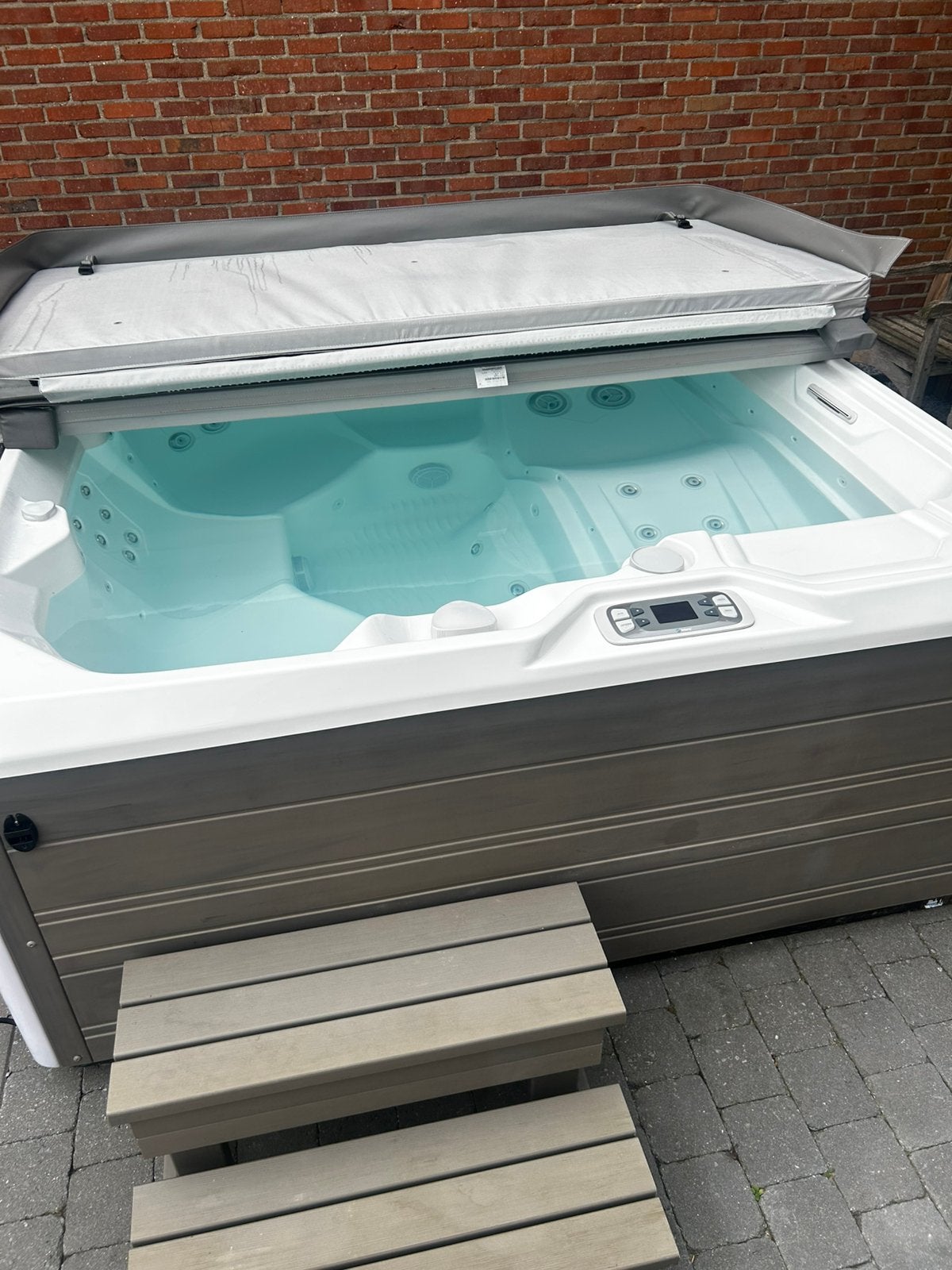 Hotspring Flair 2023 Luxe jacuzzie in nieuwstaat-compleet, Ophalen, Zo goed als nieuw, Trap, Vast