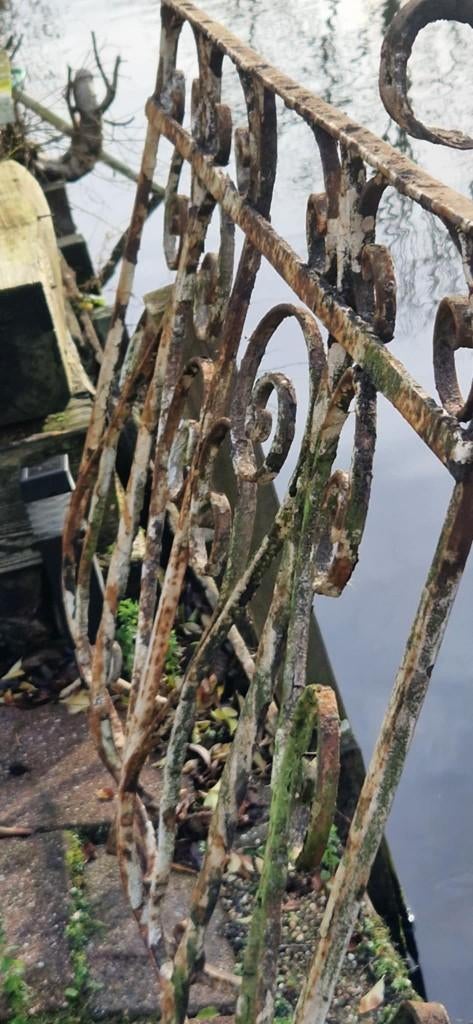 2 Antieke smeedijzeren balkon/raam balustrades (brocante), Tuin en Terras, Tuinhekken en Hekwerk, Ophalen, Gebruikt, IJzer, Sierhekwerk