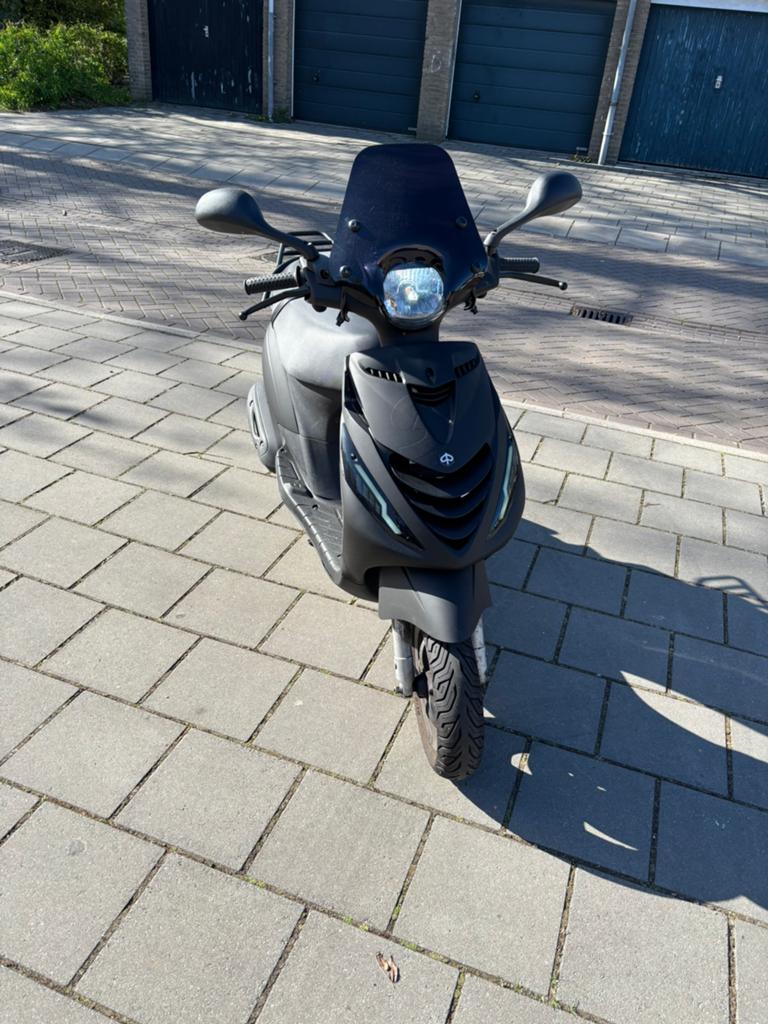 piaggo zip sp 2021 4takt injectie., Fietsen en Brommers, Scooters | Piaggio, Ophalen, Zo goed als nieuw, Benzine, Zip