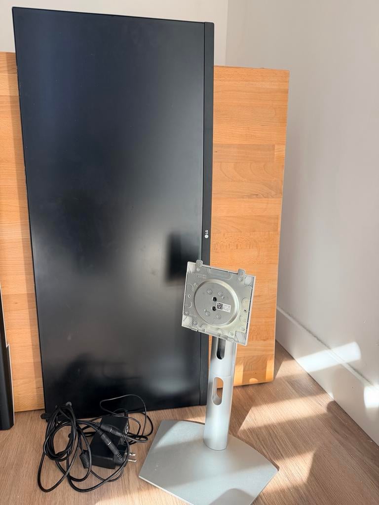 LG corporation   Computermonitor met verstelbare standaard, Computers en Software, Monitoren, Ophalen of Verzenden, Gebruikt, In hoogte verstelbaar