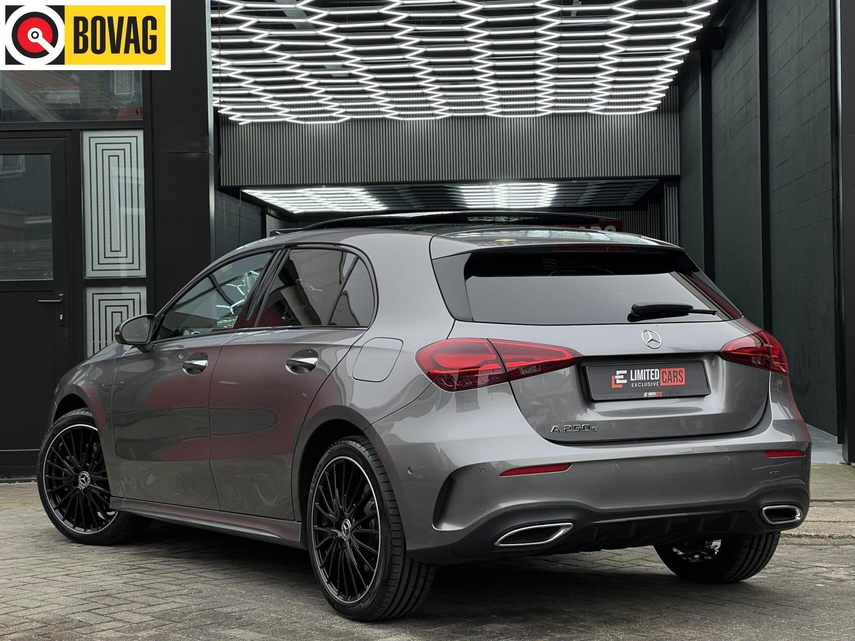 Mercedes A-klasse A 250e AMG|Night|PANO|SFEER|CAMERA, Auto's, Dealer onderhouden, Gebruikt, 4 cilinders, Alcantara