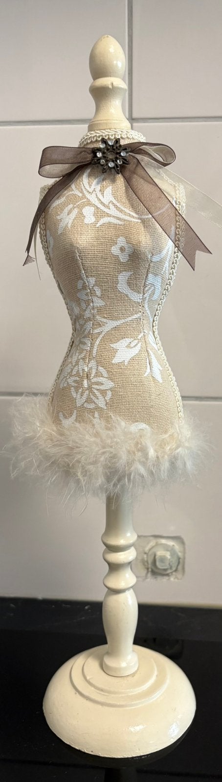 Decoratieve paspop met veren en strik 35cm, Ophalen of Verzenden, Zo goed als nieuw