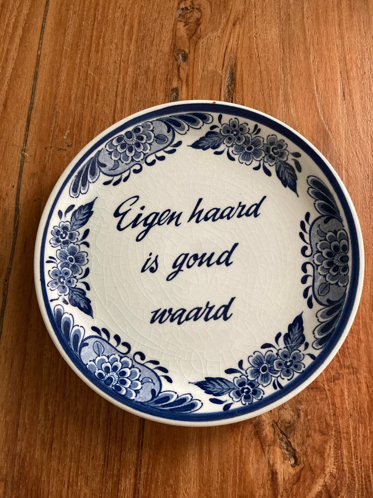 Delfts Blauw wandbord 'Eigen haard is goud waard', Ophalen
