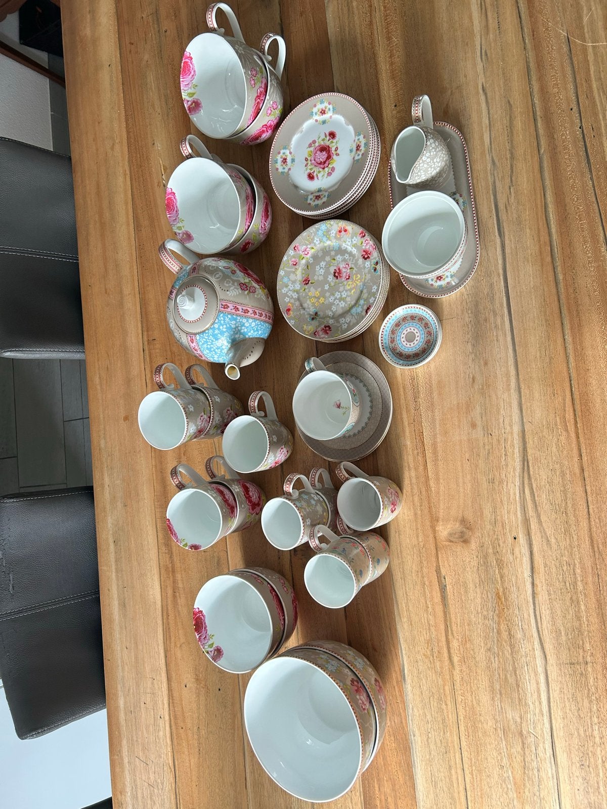 Pip Studio servies taupe - uitgebreide set met bloemendecor, Huis en Inrichting, Ophalen, Pip Studio, Zo goed als nieuw, Modern