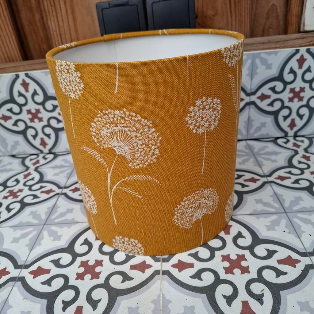 Okergele lampenkap met witte bloemenprint - Lille Made, Overige kleuren, Rond, Ophalen of Verzenden, Zo goed als nieuw