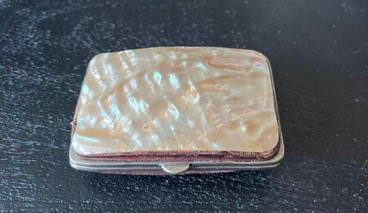 ANTIEKE PORTOMONNEE MET PARELMOER, Verzenden