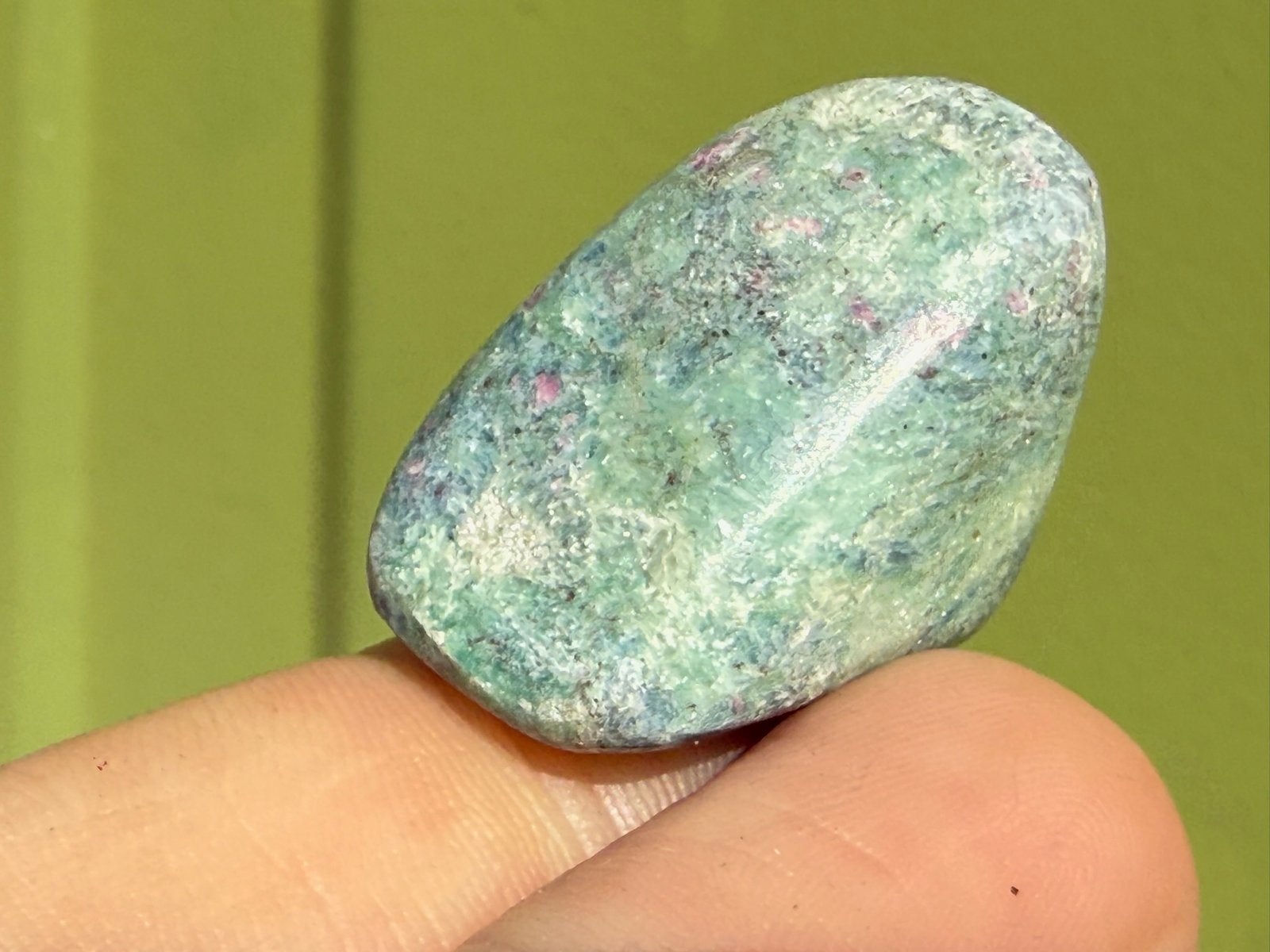 19 Fluorescerende Robijn in Fuchsiet edelsteen mineraeln, Verzamelen, Ophalen of Verzenden, Mineraal