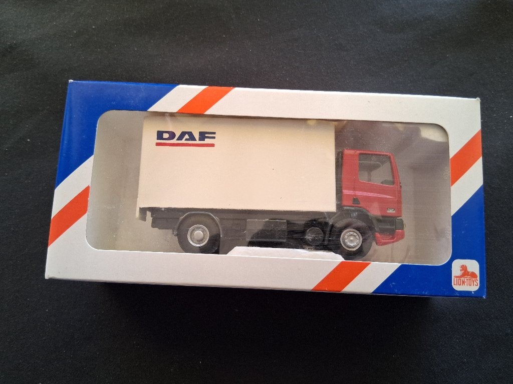 DAF 75 CF rood bakwagen kort chassis - Lion Toys, Ophalen of Verzenden, Zo goed als nieuw, Bus of Vrachtwagen, Lion Toys