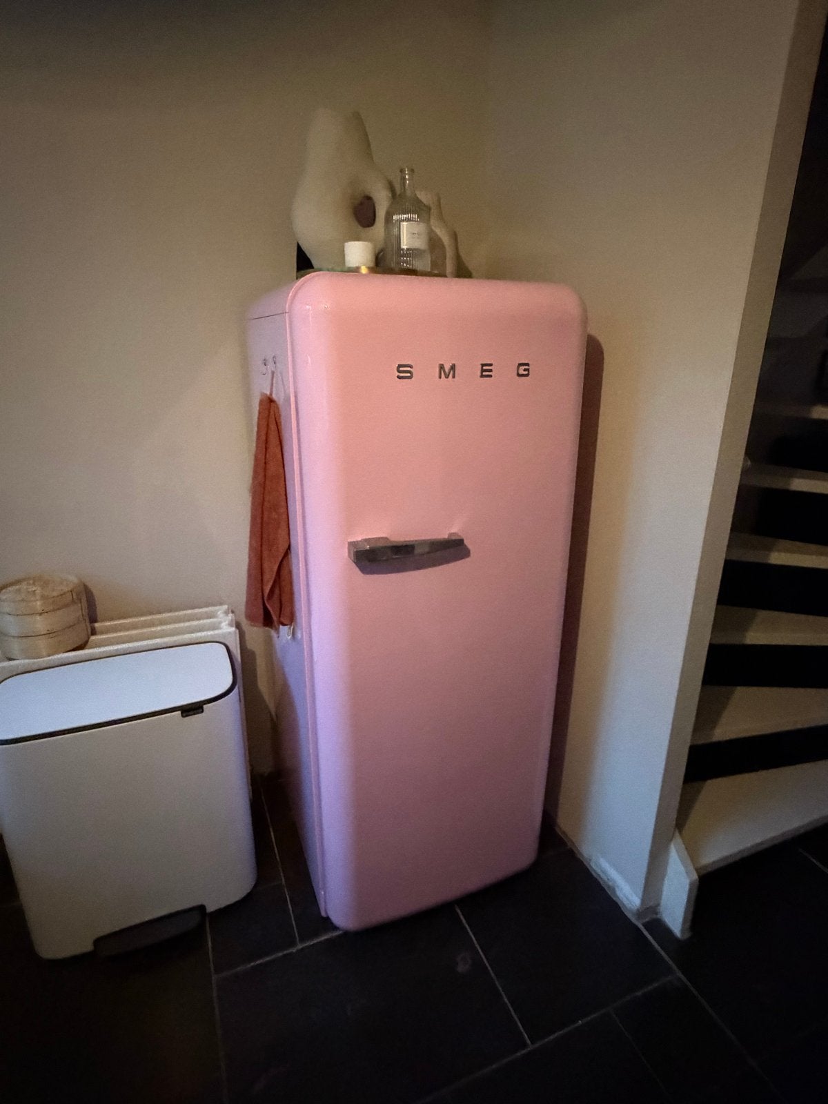 Smeg Koelkast Roze - Stijlvol en Functioneel, Witgoed en Apparatuur, Ophalen, 150 tot 200 liter, Zo goed als nieuw, 140 tot 160 cm