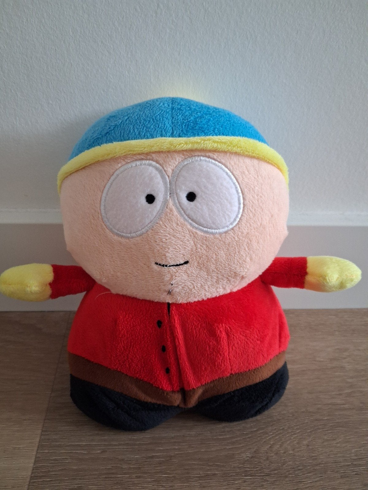 Knuffel Eric Cartman South Park rood blauw geel L1965, Ophalen of Verzenden, Zo goed als nieuw, Overige typen