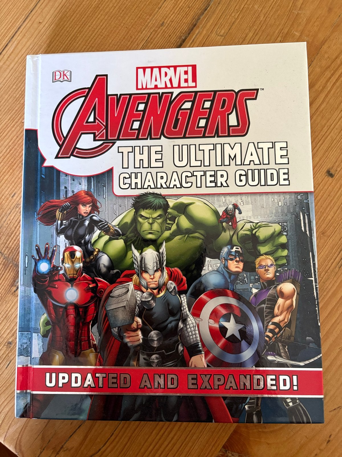 Boek: Marvel Avengers: The Ultimate Character Guide, Ophalen of Verzenden, Zo goed als nieuw