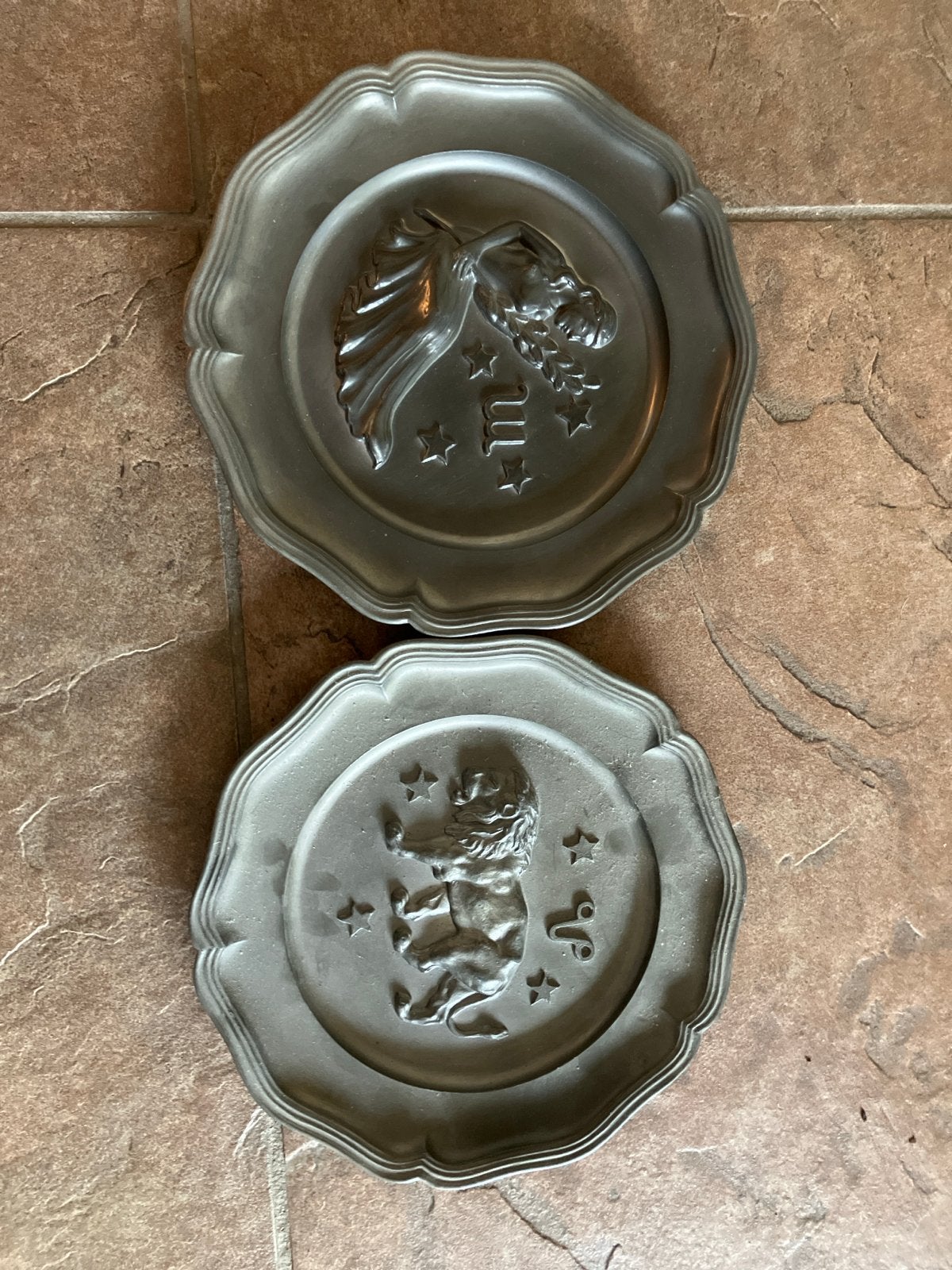 Set van 2 vintage tinnen sierborden met reliëf, Antiek en Kunst, Ophalen of Verzenden