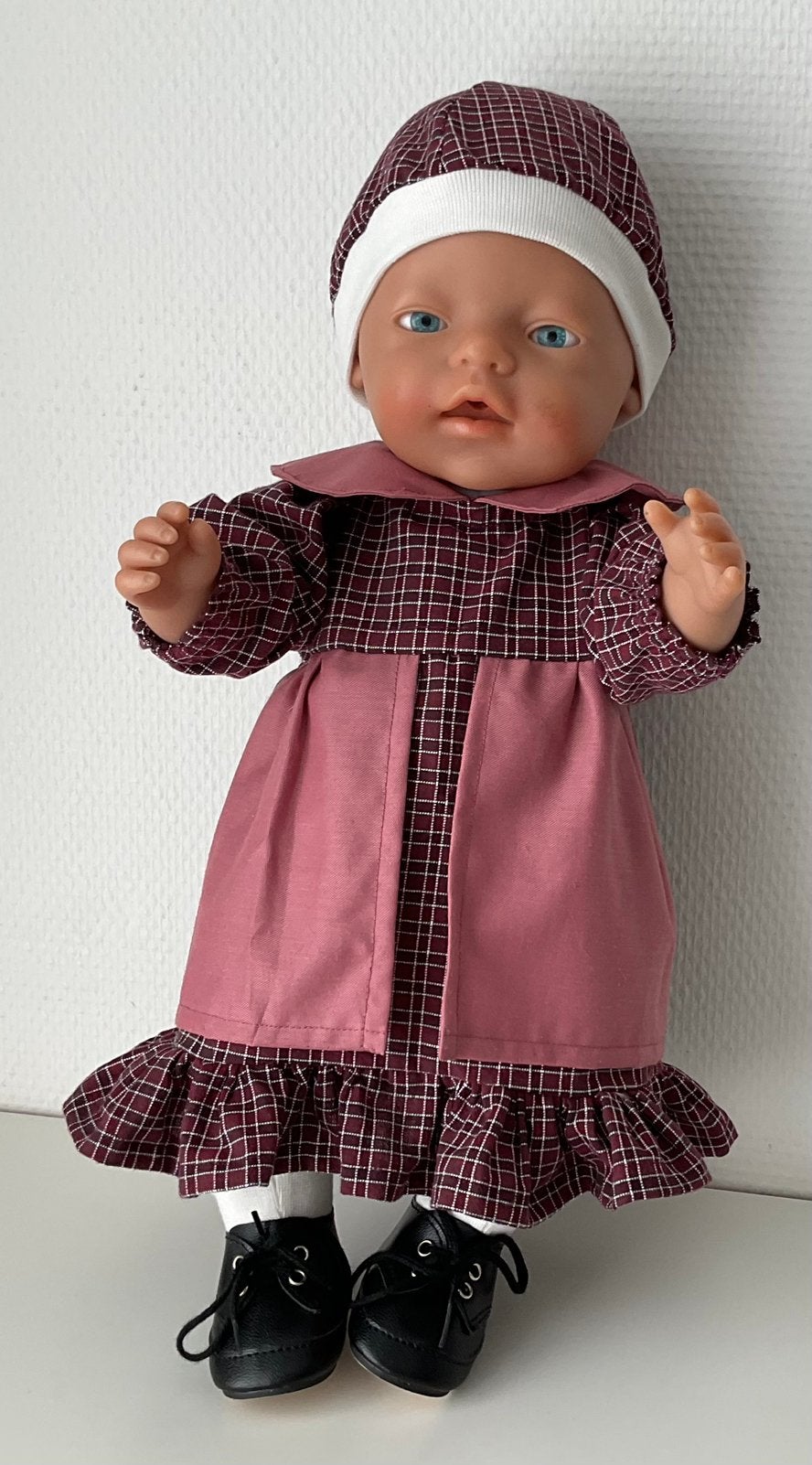 Kleertjes met pop ., Ophalen of Verzenden, Zo goed als nieuw, Babypop