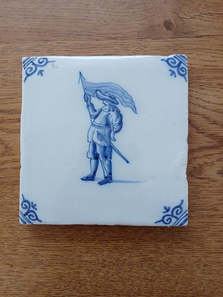 Antieke Delfts Blauwe Tegel met Vaandeldrager, Ophalen of Verzenden