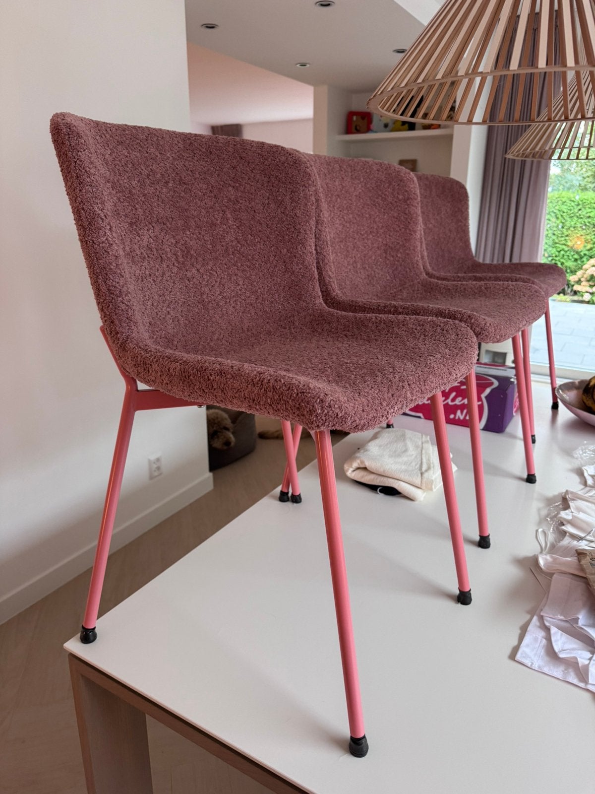 3x eetkamerstoel roze boucle van  Fonq, Huis en Inrichting, Stoelen, Ophalen, Zo goed als nieuw, Stof, Drie