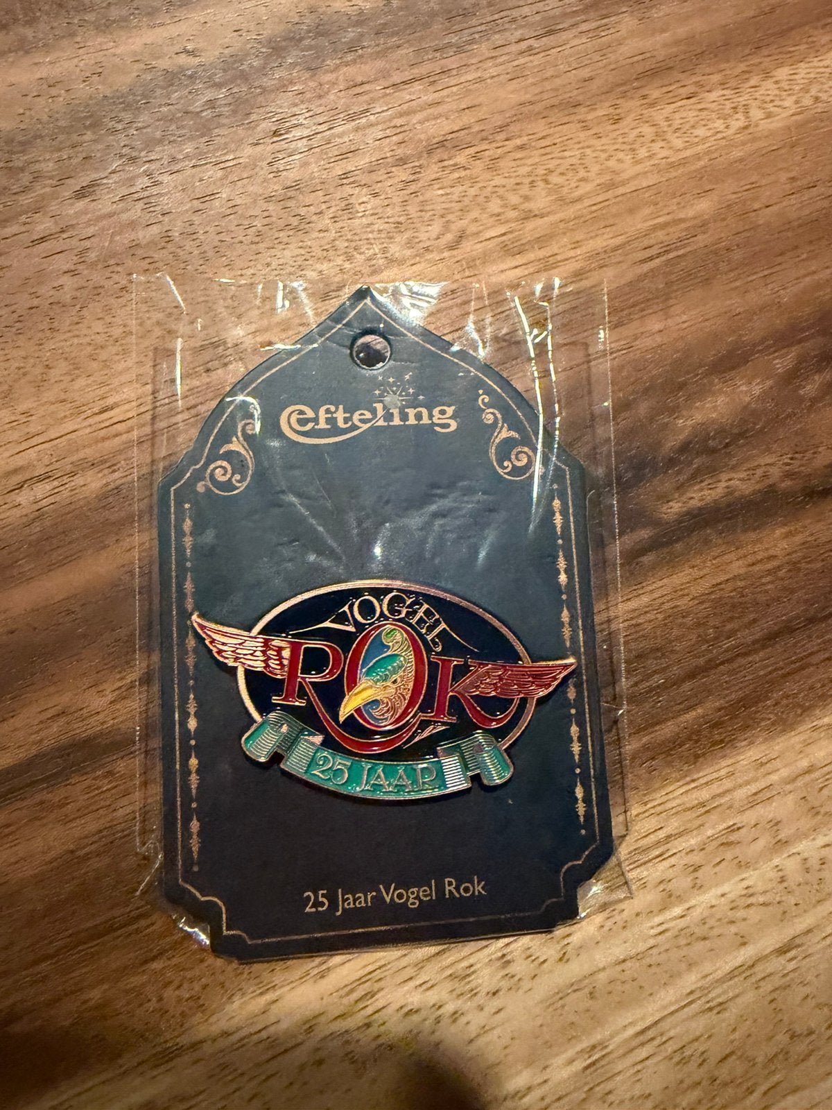 Efteling jubileum pin 25 jaar Vogelrok op kaartje, Ophalen of Verzenden, Zo goed als nieuw, Button of Speldje