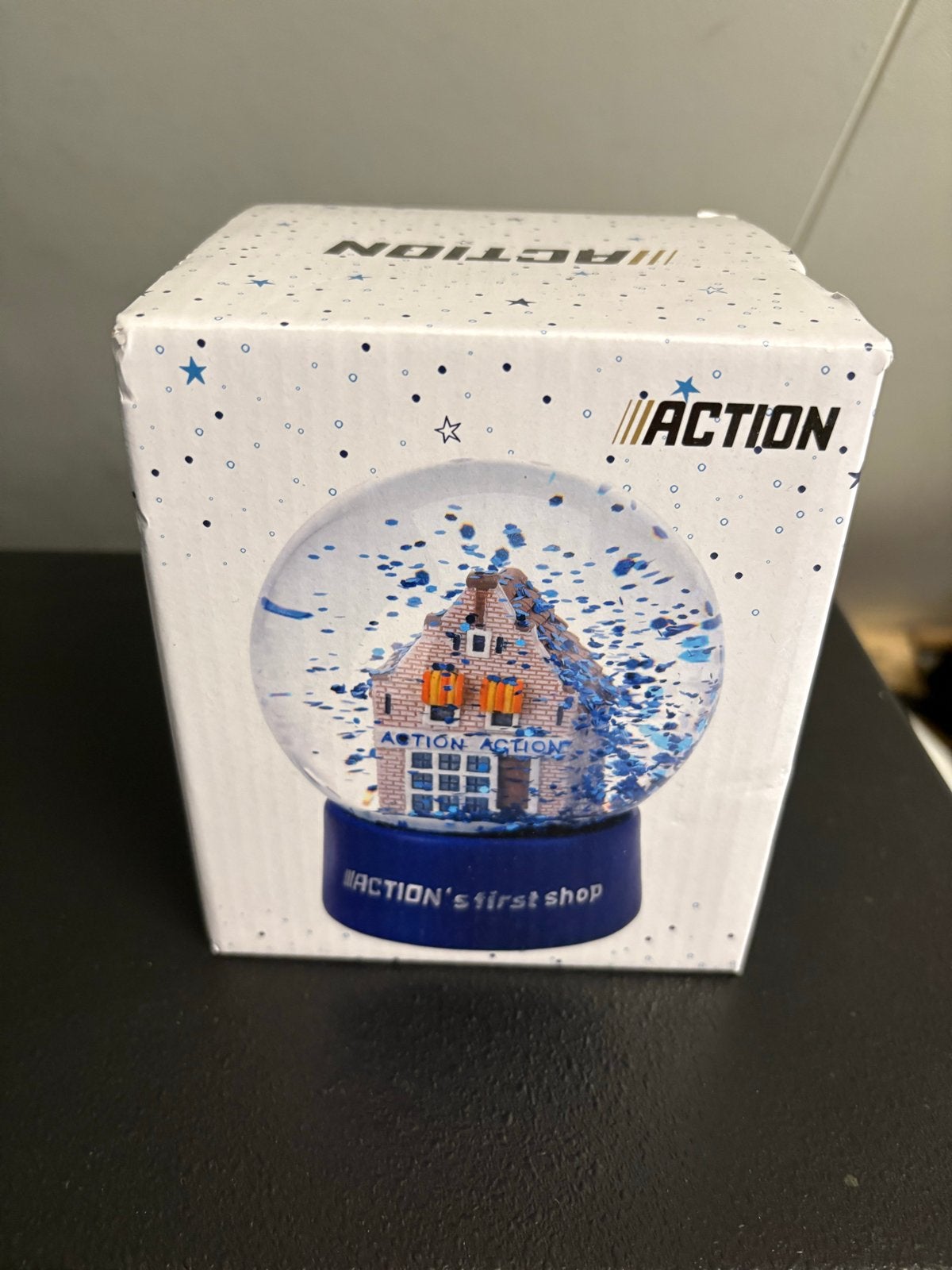 Action Sneeuwbol - 'Action's first shop', Blauw, Overige stijlen, Nieuw, Ophalen of Verzenden