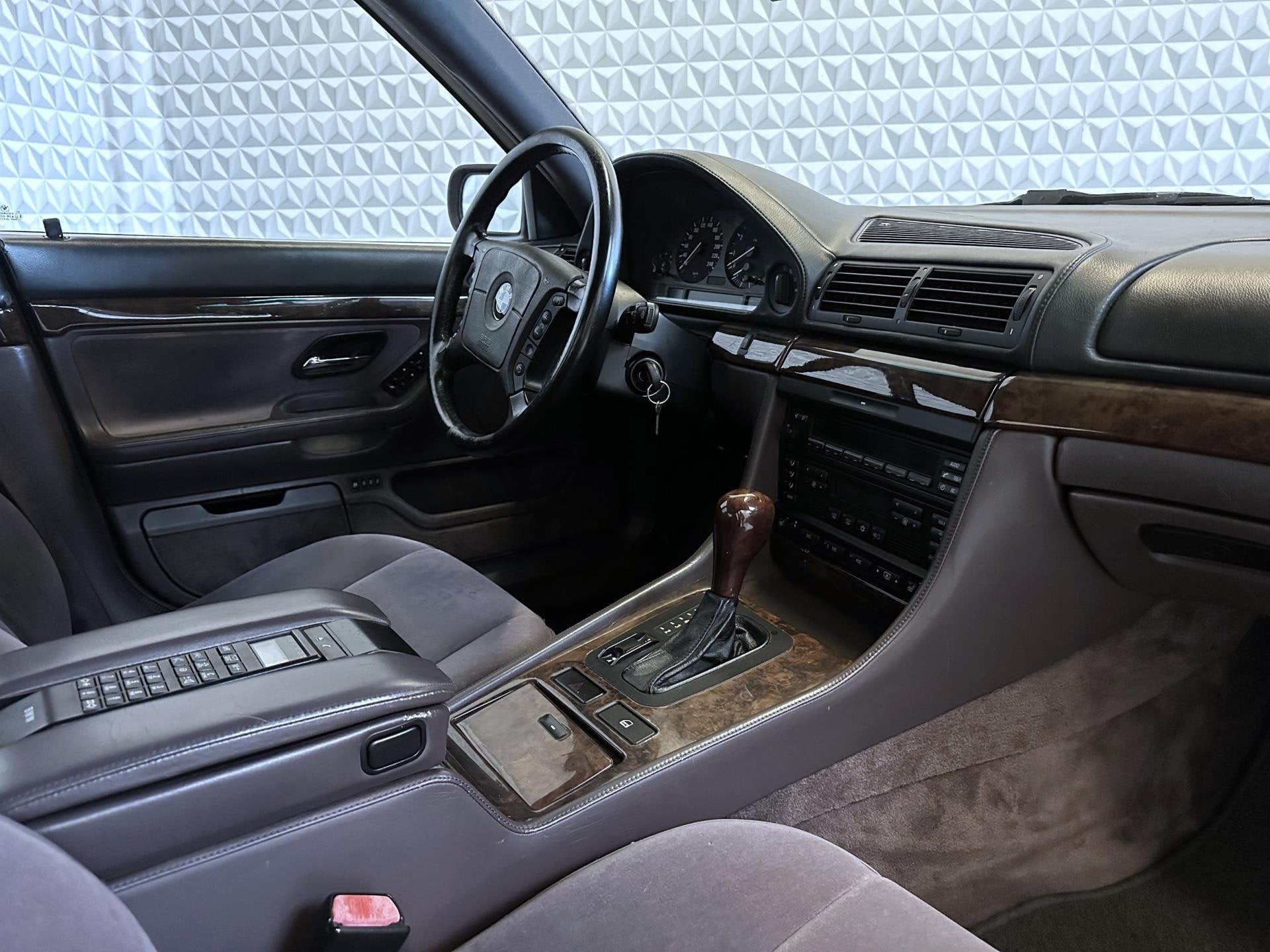 BMW 7-serie 750i V12 Youngtimer PDC Stoelverwarming Clmate+C, Auto's, Automaat, Origineel Nederlands, Bedrijf, Grijs