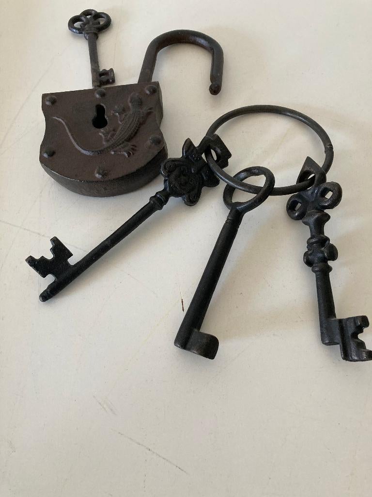 oude sleutels hangslot met krokodil smeedijzer, Antiek en Kunst, Antiek | Gereedschap en Instrumenten, Ophalen of Verzenden