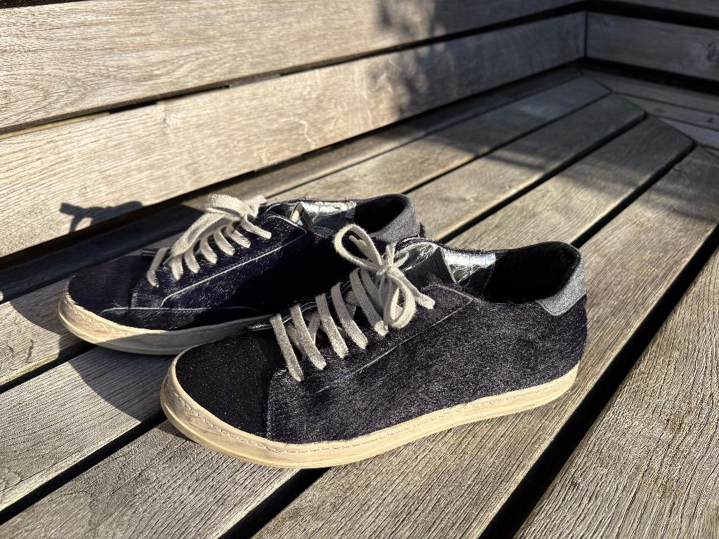P448 blauwe sneakers koeienhuid 39, P448, Blauw, Ophalen of Verzenden, Sneakers of Gympen