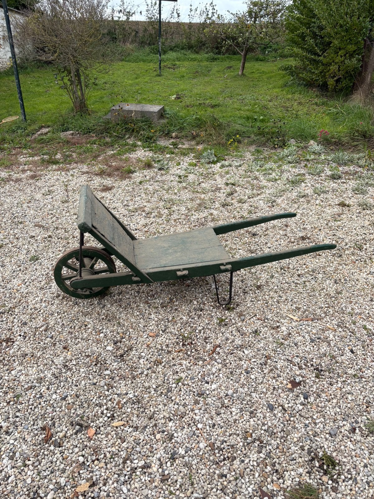 Antieke houten kruiwagen met groene patina, Tuin en Terras, Ophalen, Zo goed als nieuw