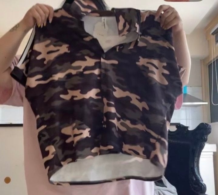 Nieuw Camouflage Pak met Kaartje - Trendy en Comfortabel, Ophalen of Verzenden, Nieuw, Maat 42/44 (L), Groen